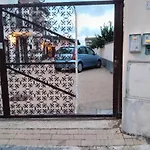 A La Vue Chambre Bagno Condiviso Shared Both2Piano No Lift No Navetta A Pagamento Aria Condizionata Ed Extra Bed 3 Minuti A Piedi Da Bus Per Fiera Di Roma