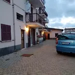 A La Vue Chambre Bagno Condiviso Shared Both2Piano No Lift No Navetta A Pagamento Aria Condizionata Ed Extra Bed 3 Minuti A Piedi Da Bus Per Fiera Di Roma
