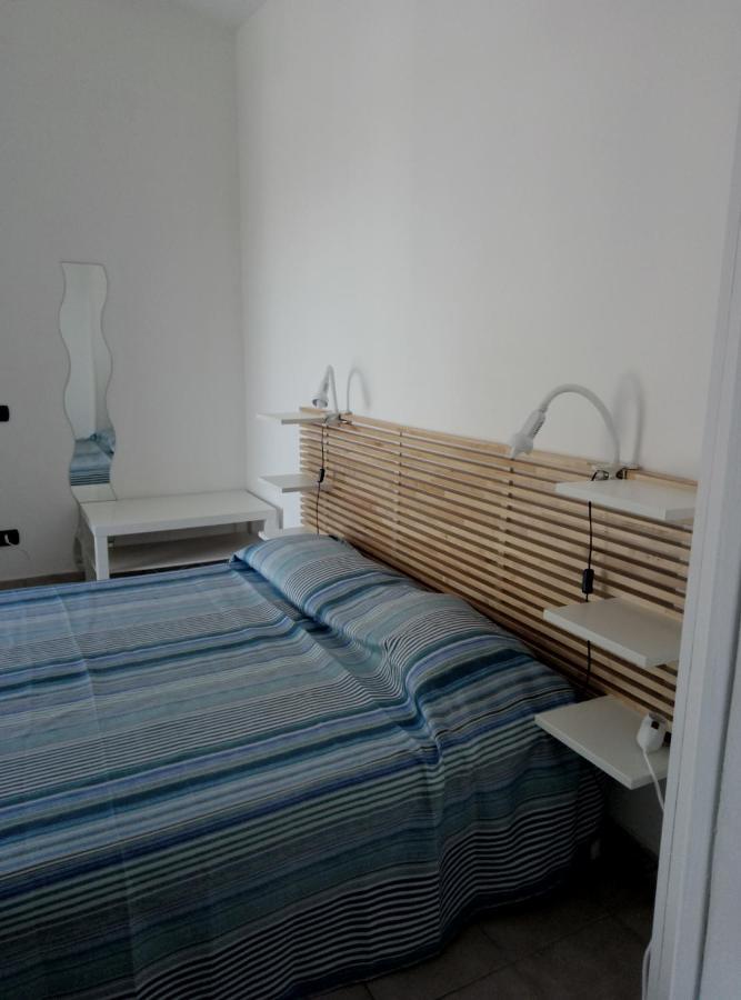 A La Vue: Shared Bath With Ac Near Fiera Di Roma Guest house