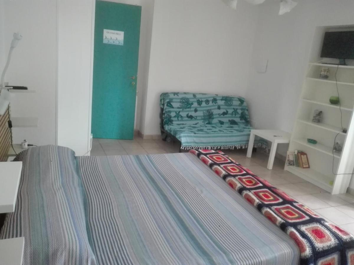 A La Vue: Shared Bath With Ac Near Fiera Di Roma Guest house *