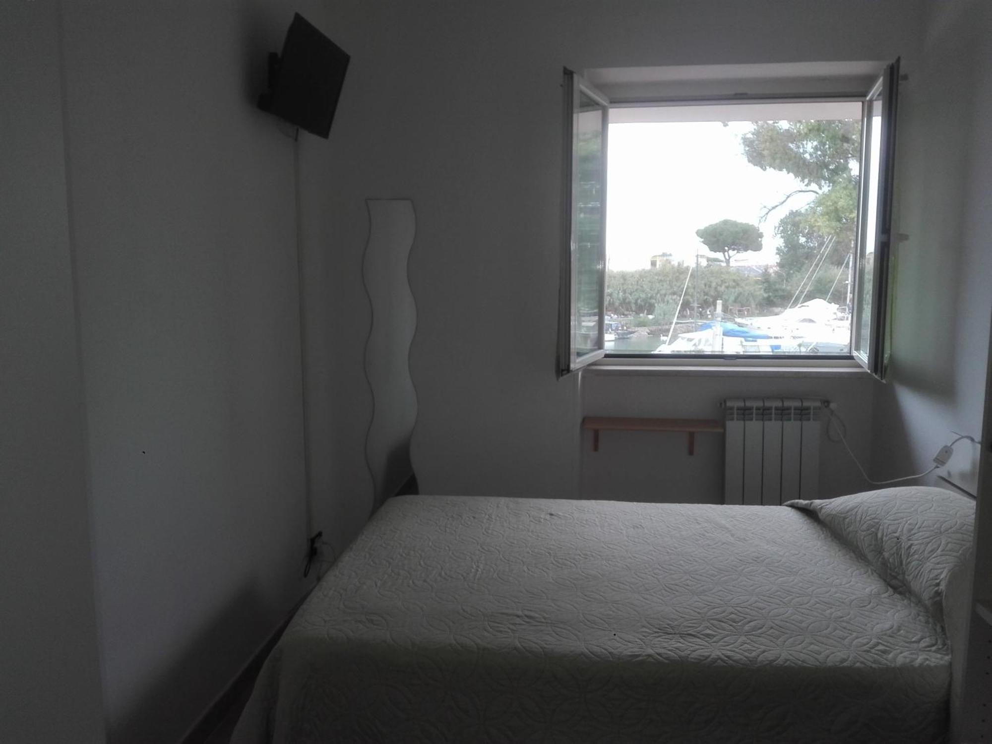 A La Vue: Shared Bath With Ac Near Fiera Di Roma Guest house *
