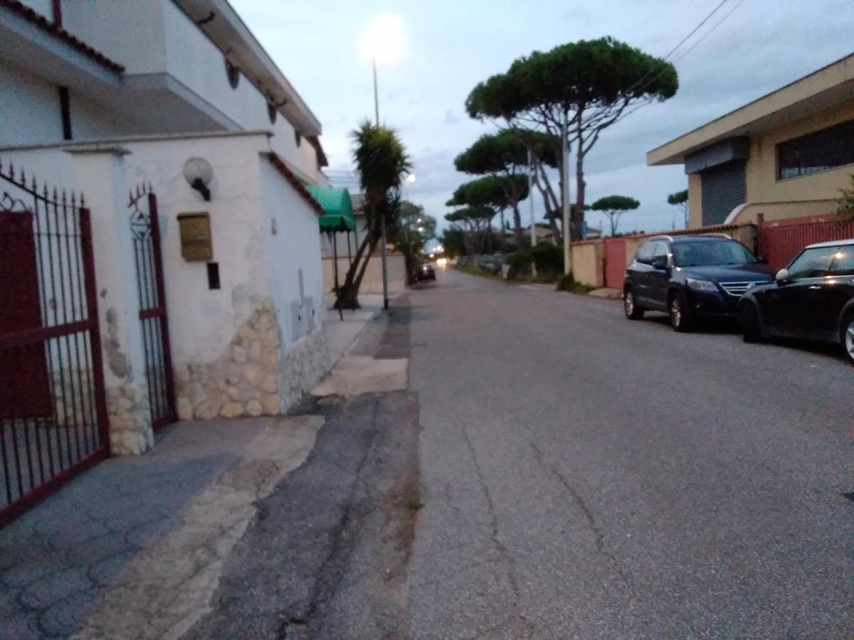 A La Vue: Shared Bath With Ac Near Fiera Di Roma Guest house *